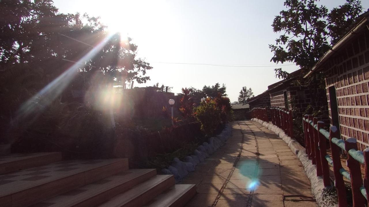 Exotic Valley Hotel มหาบาเลชวาร์ ภายนอก รูปภาพ