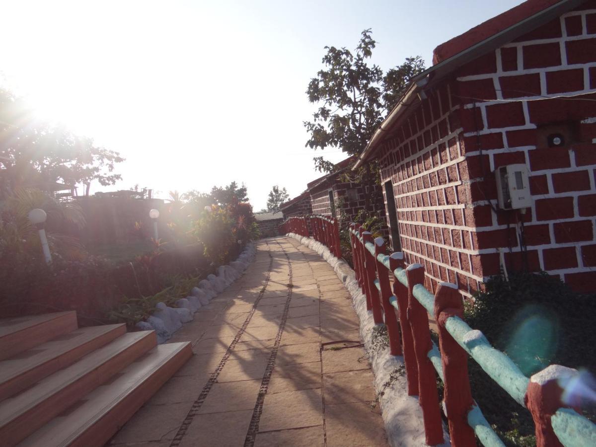 Exotic Valley Hotel มหาบาเลชวาร์ ภายนอก รูปภาพ