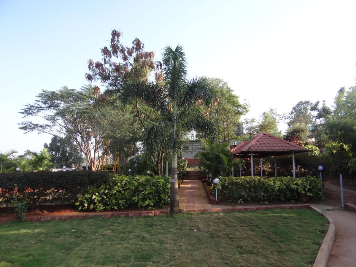 Exotic Valley Hotel มหาบาเลชวาร์ ภายนอก รูปภาพ